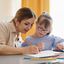 pedagog specjalny pracujący z dzieckiem z zespołem downa